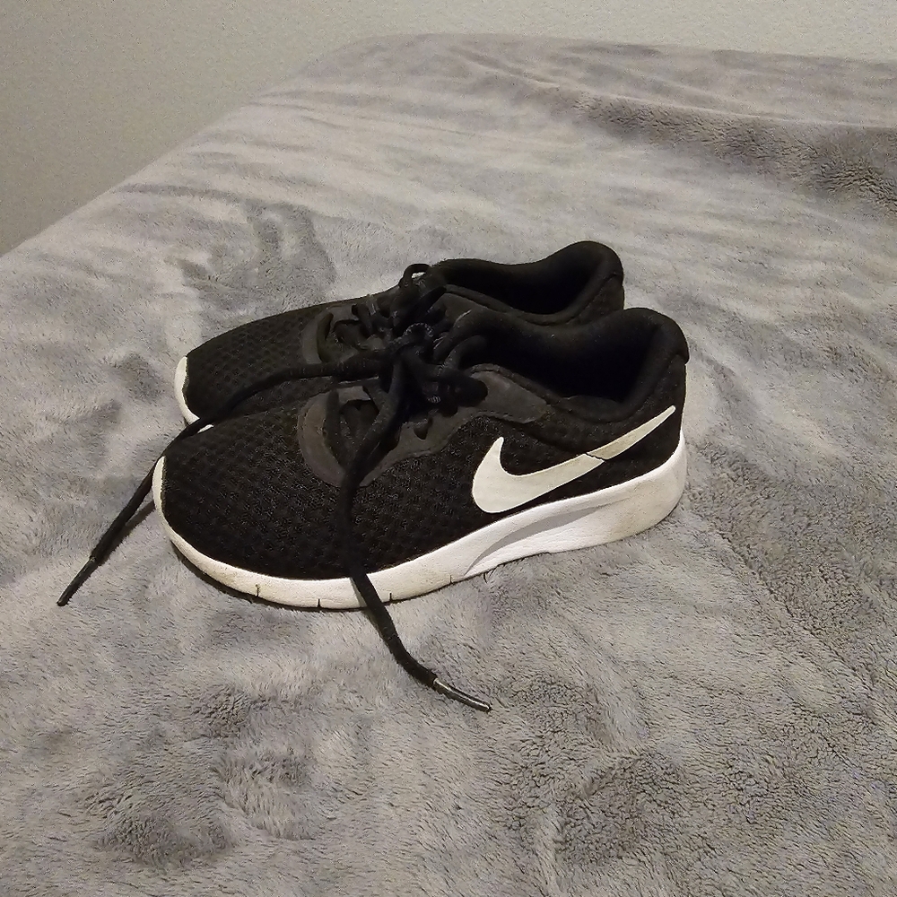 Boys 1Y Used Nike Jordan shoes in black and white. 